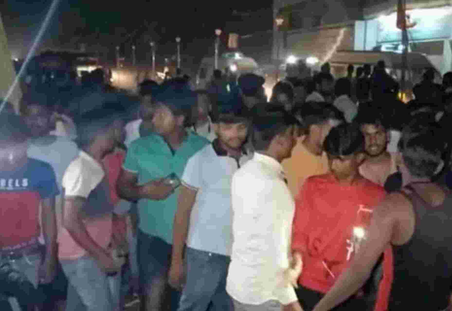 Bhadohi Fire News: धुएं के बीच चीखते चिल्लाते लोग एक दूसरे क़ो रौंदते हुए भाग रहे थे - प्रत्यक्षदर्शियों ने बताया कैसे मरे 6 और 66 घायल Bhadohi Fire News: धुएं के बीच चीखते चिल्लाते लोग एक दूसरे क़ो रौंदते हुए भाग रहे थे - प्रत्यक्षदर्शियों ने बताया कैसे मरे 6 और 66 घायल