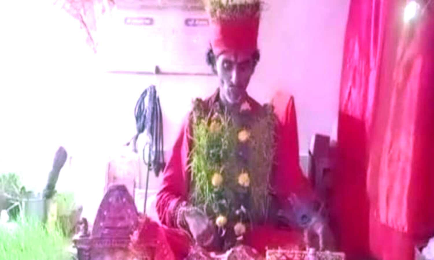Madhya Pradesh News : देवी मां को खुश करने के लिए भक्त ने शरीर पर बोए जवारे, नवरात्रि पर जीभ काटकर मंदिर में चढ़ाई