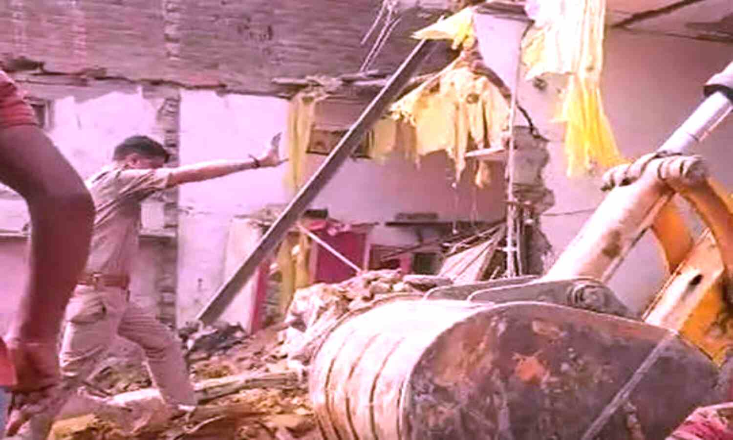 Ghaziabad News : सिलेंडर फटने से जमींदोज हुआ 2 मंजिला मकान, हादसे में 4 लोगों की मौत