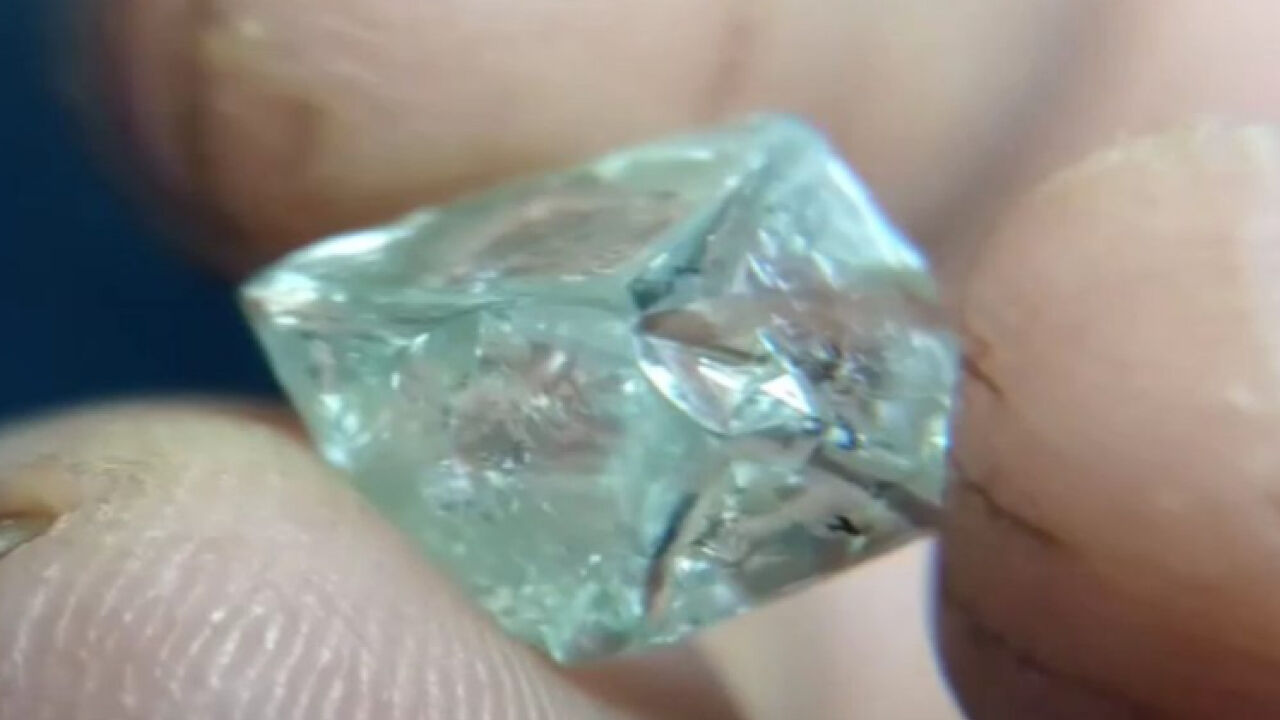 Panna News : नोएडा के मटेरियल सप्लायर को मिला जेम्स क्वालिटी का 9.64 कैरेट का हीरा, 40 लाख रुपए बताई जा रही हीरे की कीमत