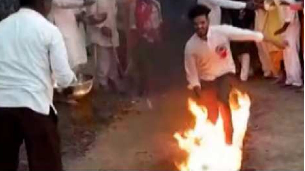 Andhvishwas News : अंधविश्वास में डूबे लोग, जान पर खेल कर अंगारों पर दौड़ते हैं भक्त