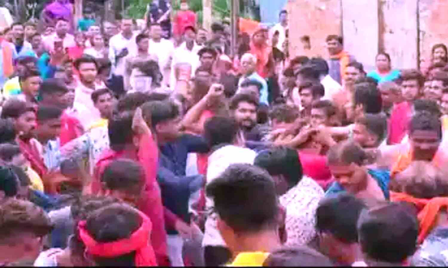 Chhattisgarh News : बच्चा चोरी के शक में भीड़ ने 3 साधुओं को पीटकर किया घायल, बचाने गई पुलिस पर भी हमला, केस दर्ज