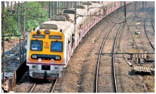 मुंबई की लोकल ट्रेन में सीट को लेकर भिड़े महिलाओं के दो गुट, पटकम-पटकाई में एक पुलिसवाली भी घायल