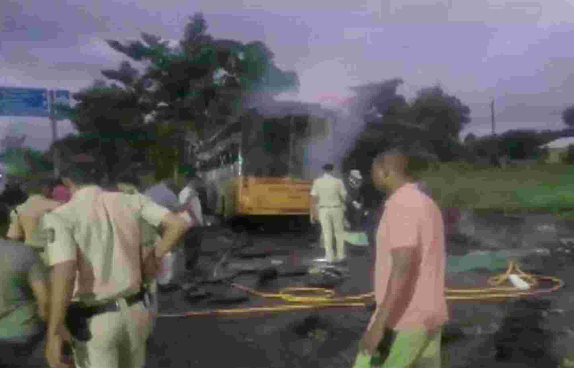 Nashik News:नासिक में एक्सीडेंट के बाद बस मे लगी भयानक आग , 11 लोग जिंदा जले, इतने हुए घायल Nashik News:नासिक में एक्सीडेंट के बाद बस मे लगी भयानक आग , 11 लोग जिंदा जले, इतने हुए घायल