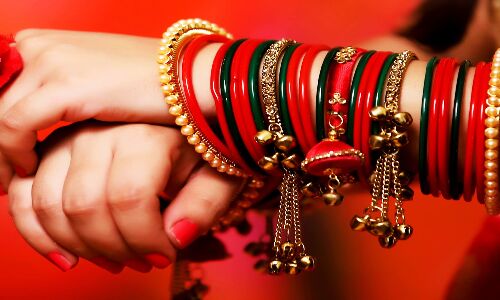 Bihar News : शराब की जब्त बोतलों से महिलाएं बनाएंगी रंग-बिरंगी चूड़ियां, ट्रेनिंग के लिए भेजा गया यूपी