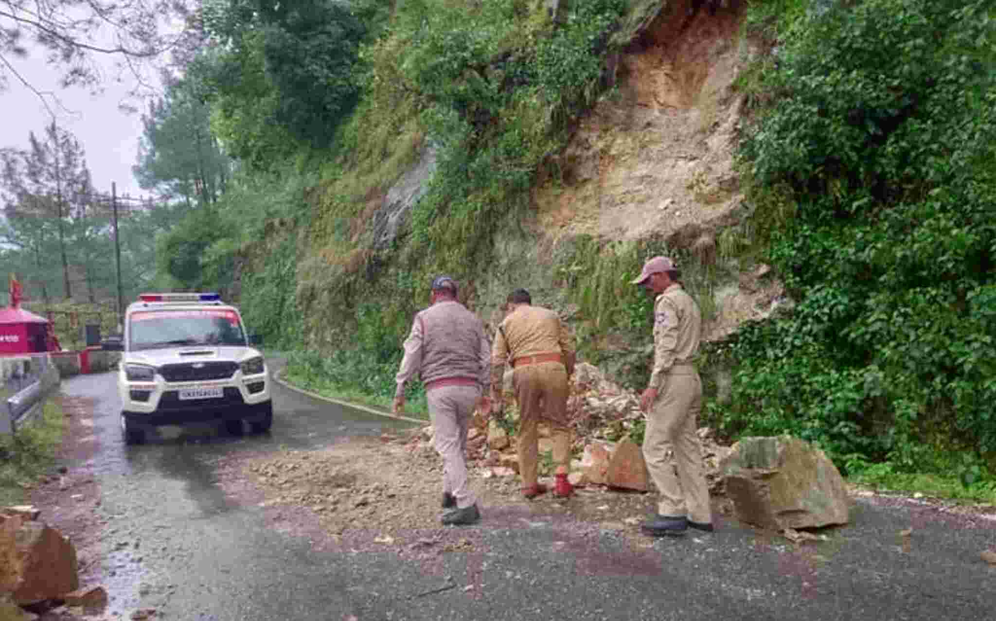 उत्तराखंड में आफत की बारिश: नैनीताल जिले में राजमार्ग सहित 44 सड़कें हुई बंद, हेमकुंड यात्रा रोकी गई तो बागेश्वर में 122 ट्रेकर्स खराब मौसम में फंसे, चम्पावत जिले में कल भी स्कूल बंद