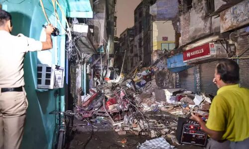 Delhi Rains: दिल्ली के लाहौरी गेट में भारी बारिश के चलते घर ढहने से चार साल की बच्ची की मौत, कई के फंसे होने की आशंका