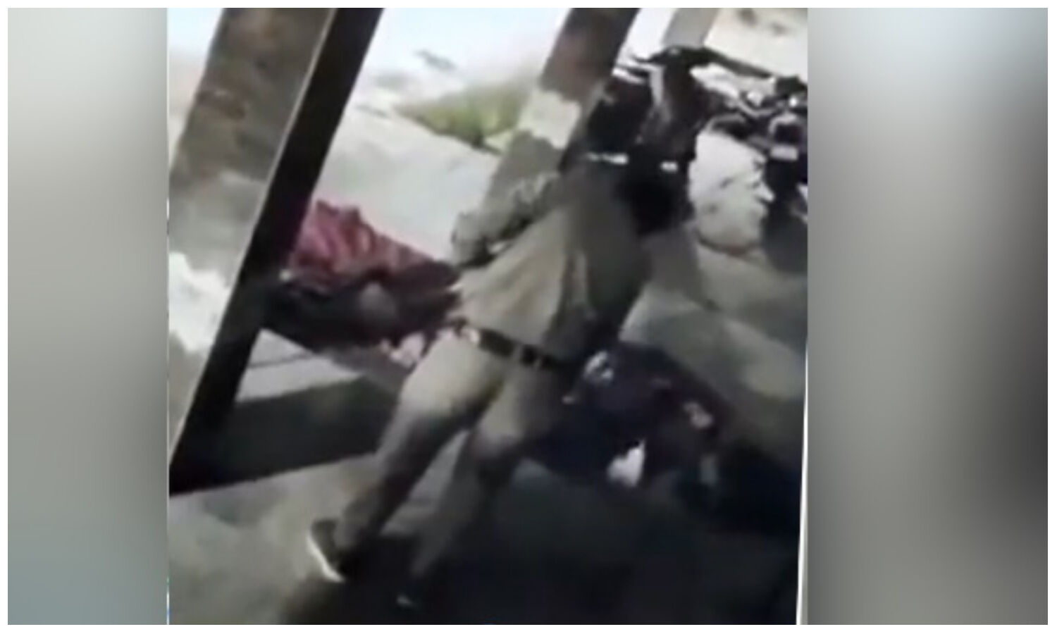 Kanpur News: फुटपाथ पर सो रहे व्यक्ति का मोबाईल चुराते CCTV में कैद हुआ पुलिसवाला, एसपी ने किया दो को निलंबित