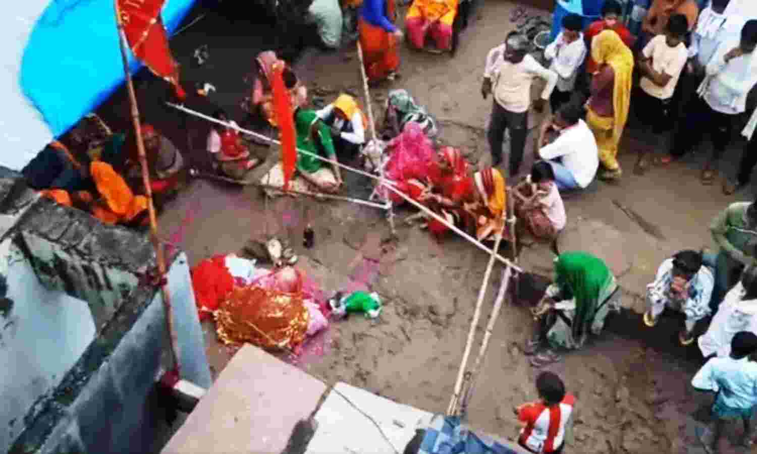 Rajasthan News : धरती फटेगी और मैं उसमे समा जाऊंगी, 90 वर्षीय बुजुर्ग महिला ने किया दावा, मौके पर जुटी भीड़ को हटाने में पुलिस के छूटे पसीने