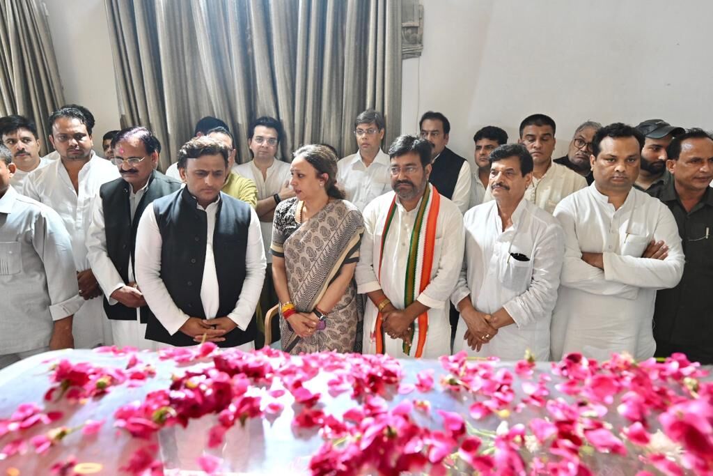 Mulayam Singh Yadav: नेताजी के निधन पर सबसे करीबी शिवपाल का भावुक ट्वीट, अब तक कौन-कौन पहुँचा, देखें तस्वीरें