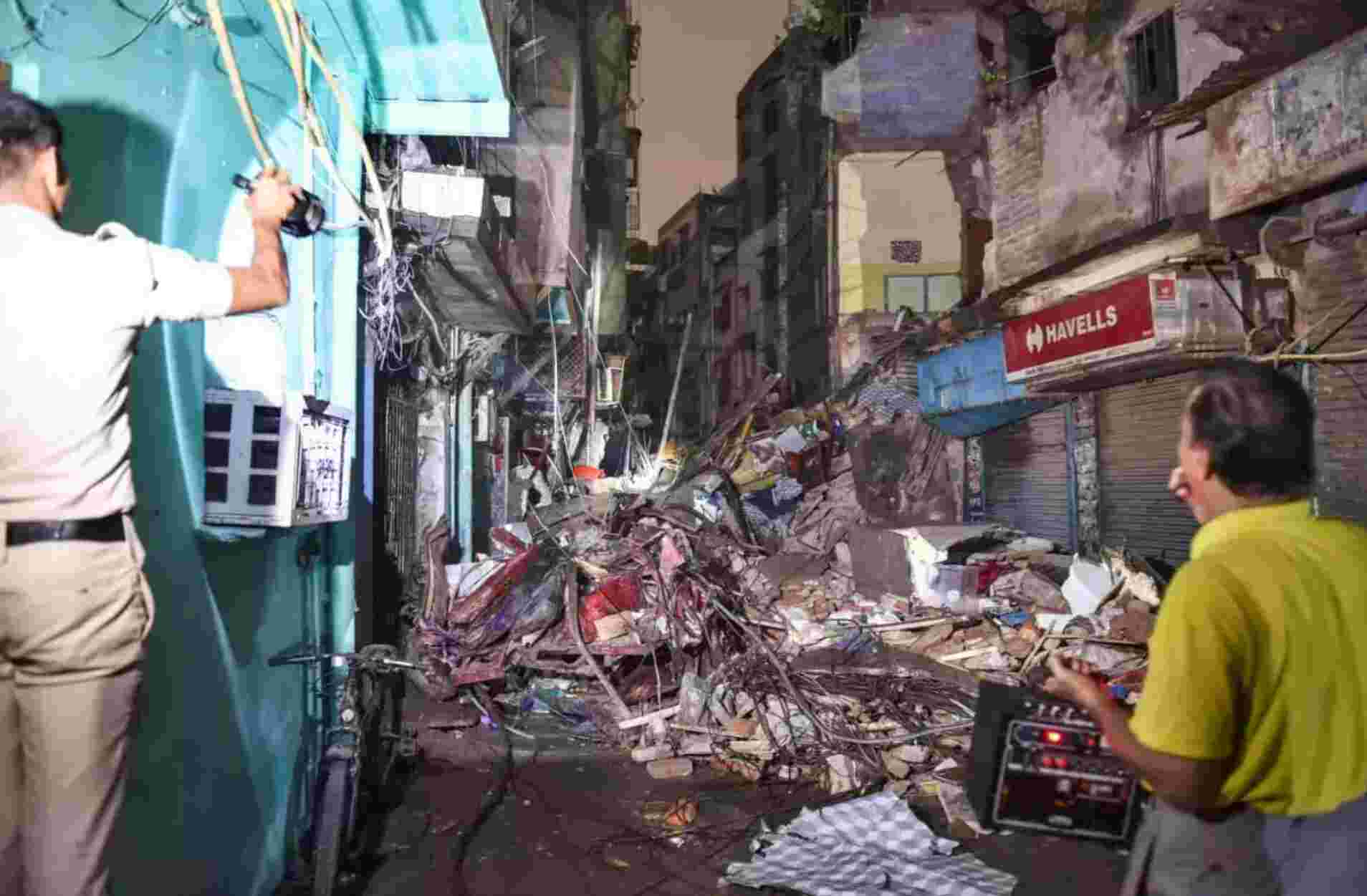 Delhi Rains: दिल्ली के लाहौरी गेट में भारी बारिश के चलते घर ढहने से चार साल की बच्ची की मौत, कई के फंसे होने की आशंका Delhi Rains: दिल्ली के लाहौरी गेट में भारी बारिश के चलते घर ढहने से चार साल की बच्ची की मौत, कई के फंसे होने की आशंका