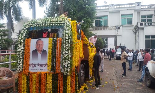 Mulayam Singh Yadav: पंचतत्व में विलीन हुए धरतीपुत्र मुलायम सिंह, सख्शियतें जो अंतिम यात्रा में हुईं शामिल