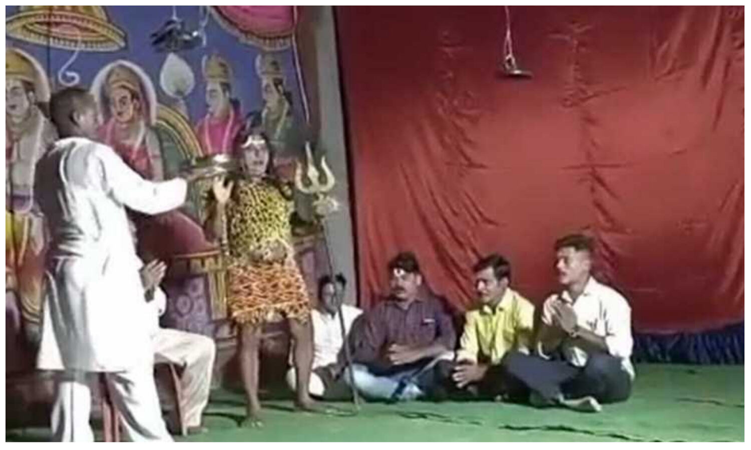 Jaunpur News: हनुमान और रावण के बाद भोलेनाथ की भी थमीं सांसें, यूपी के मंच पर तीसरी Live मौत
