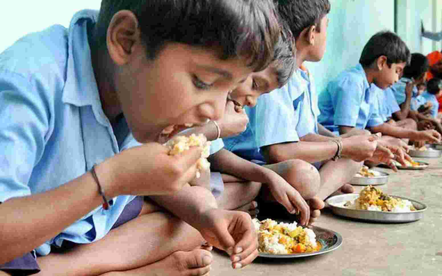 Sitapur News : स्कूल में बच्चों के दूध में निकली छिपकली की पूंछ, एक के बाद एक कई बच्चे हुए बेसुध, मौके से भागा रसोइया