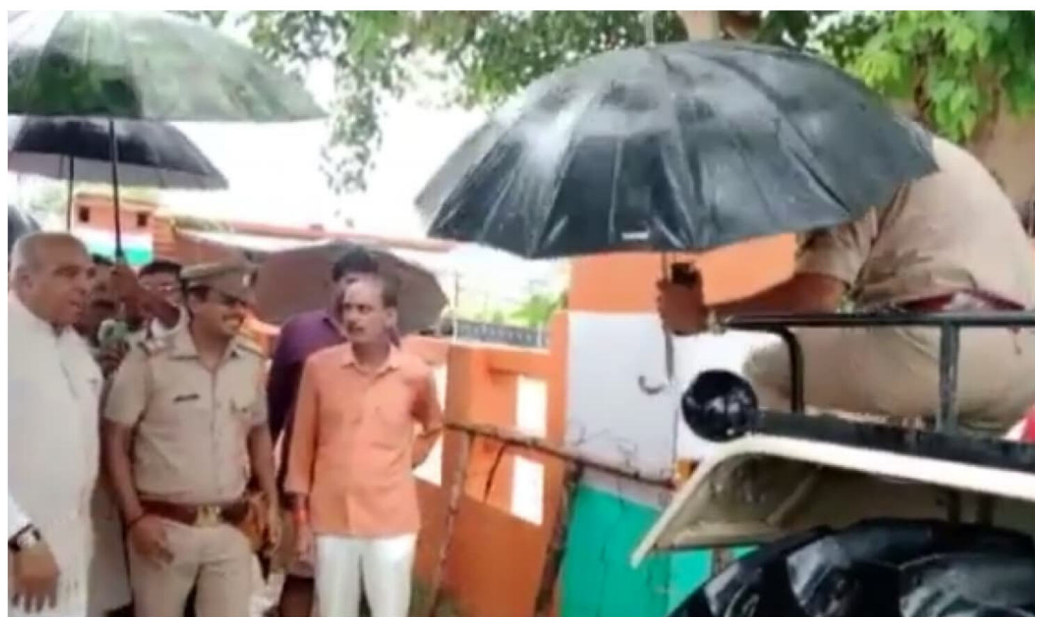 Siddharthnagar News: जूता ना भीगे इसलिए ट्रैक्टर से नहीं उतर रहे थे SO साहब, चप्पल में पहुँचे सांसद ने जमकर हड़काया Siddharthnagar News: जूता ना भीगे इसलिए ट्रैक्टर से नहीं उतर रहे थे SO साहब, चप्पल में पहुँचे सांसद ने जमकर हड़काया