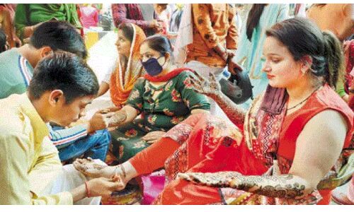 करवा चौथ पर हिंदू महासभा की मुसलमान को चेतावनी, कहा - हिंदू बहनों को न लगाएं मेंहदी करवा चौथ पर हिंदू महासभा की मुसलमान को चेतावनी, कहा - हिंदू बहनों को न लगाएं मेंहदी