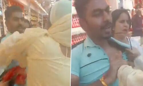 Karwa Chauth 2022: करवा चौथ पर गर्लफ्रेंड को करा रहा था शॉपिंग, पत्नी ने बीच बाजार में की पिटाई Karwa Chauth 2022: करवा चौथ पर गर्लफ्रेंड को करा रहा था शॉपिंग, पत्नी ने बीच बाजार में की पिटाई