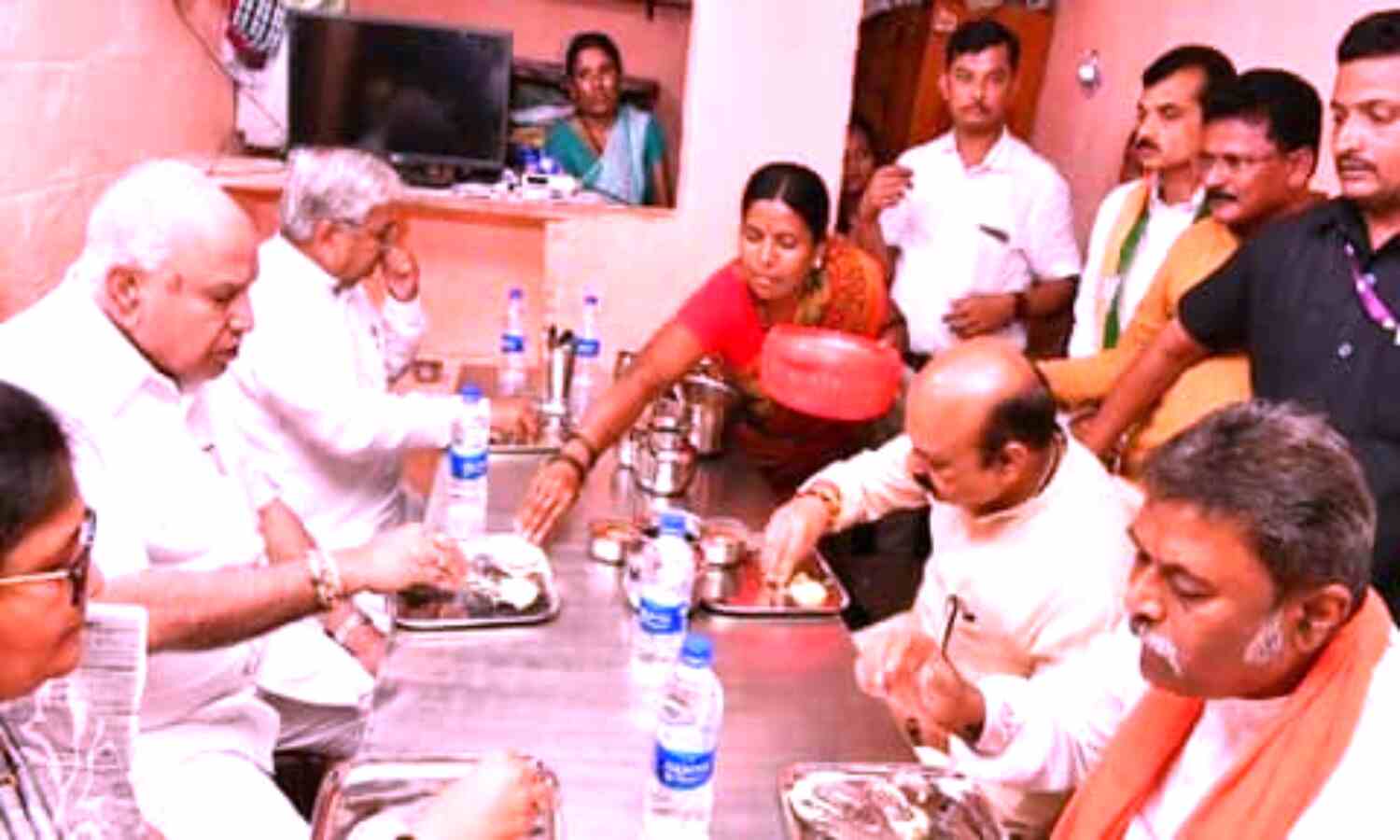 Karnataka News : दलित परिवार को अधिकारियों ने दिए निर्देश - कर्नाटक सीएम को पिलाएं केवल ब्रांडेड चाय, कांग्रेस ने शेयर किया वीडियो