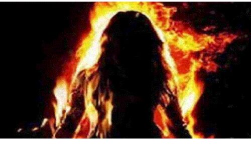 Jharkhand News : टीचर की शर्मनाक हरकत से आहत छात्रा ने घर आकर खुद को लगाई आग