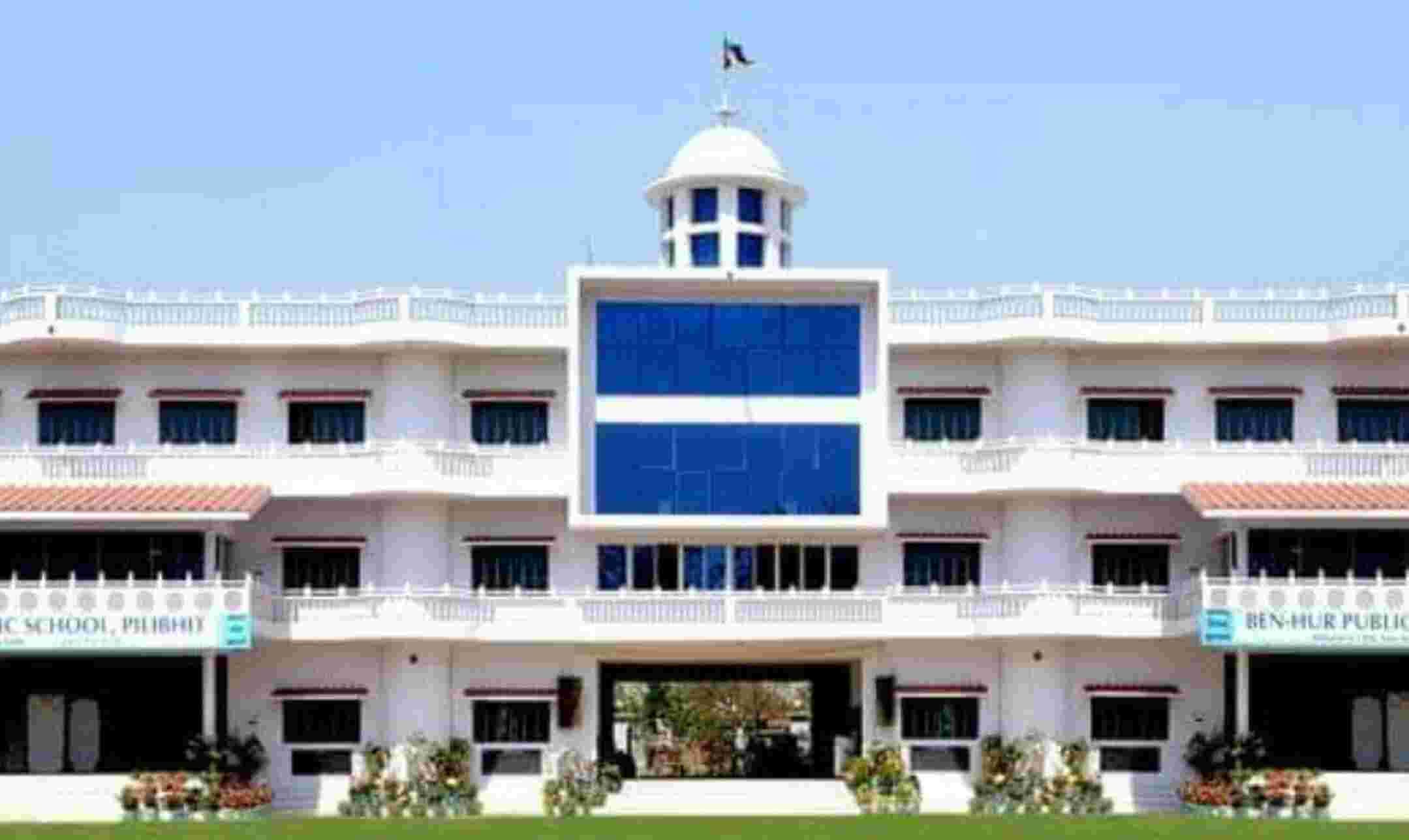 Pilibhit News : UP के पीलीभीत में बेनहर कॉलेज केंद्र पर पकड़ा गया लखीमपुर का सॉल्वर, मुकदमा दर्ज