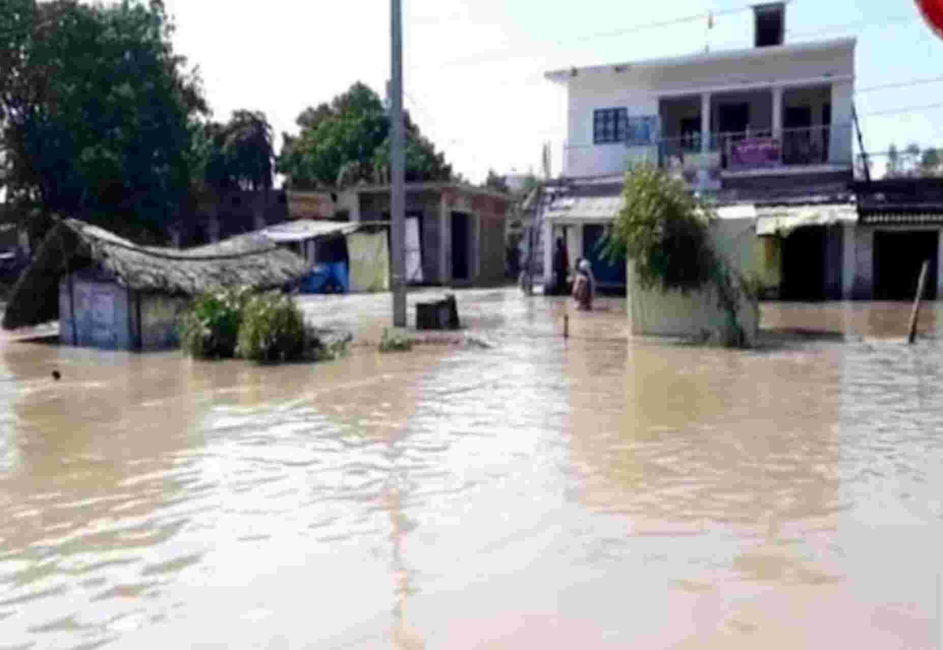 UP Flood News : यूपी के 18 जिलों पर बाढ़ का कहर, तबाही के बीच अब बीमारियों का खतरा