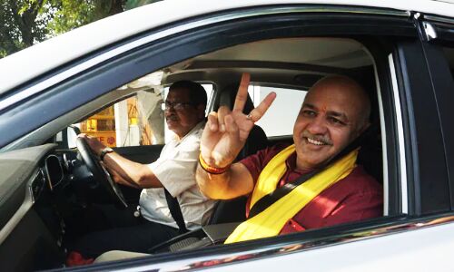 Manish Sisodia News : मनीष सिसोदिया की गर्दन पर लटकी गिरफ्तारी की तलवार, CBI की पूछताछ शुरू, अरविंद केजरीवाल बोले - गुजरात चुनाव के नतीजे तक जेल में रखा जाएगा