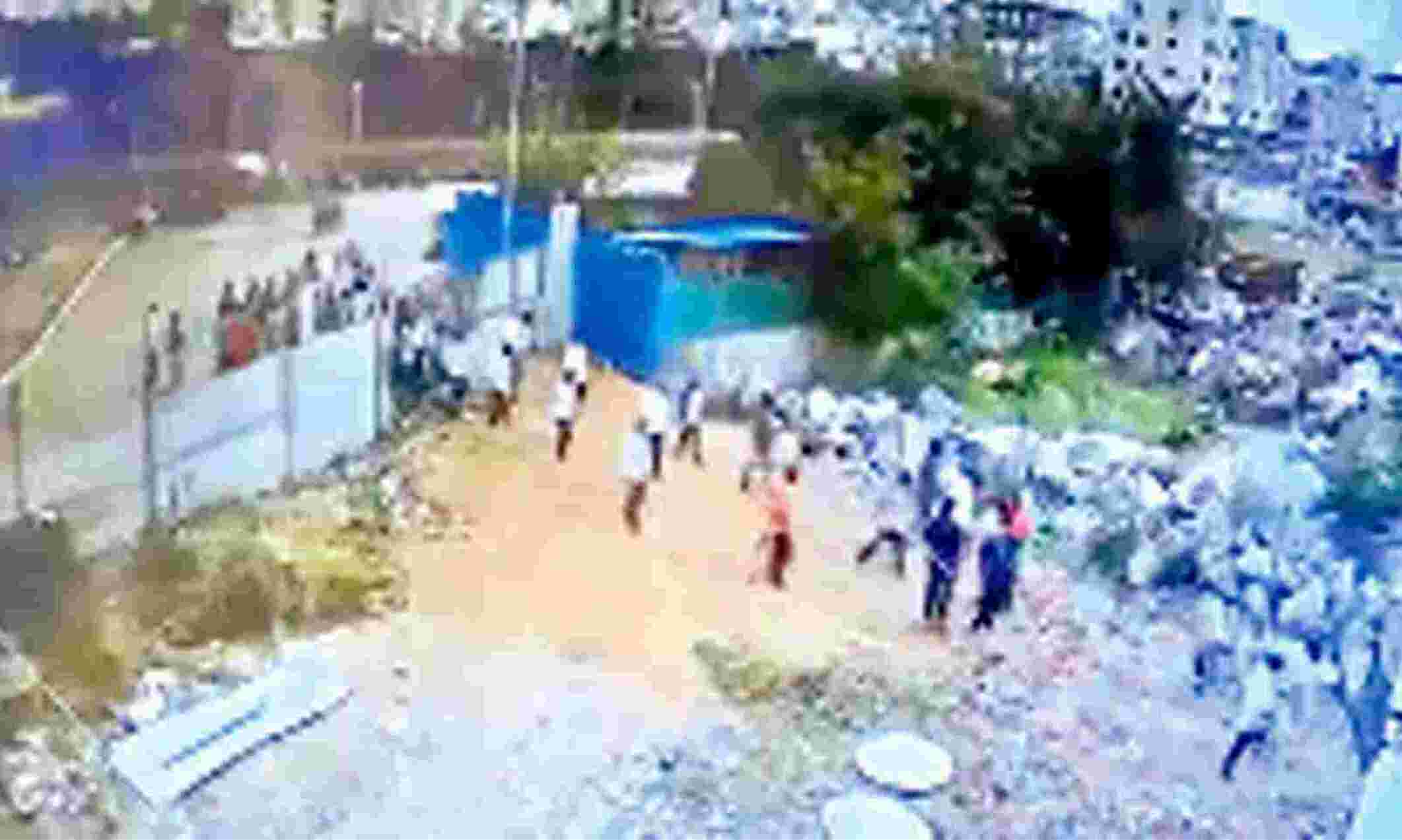 Hyderabad News: हैदराबाद में चरमपंथी भीड़ ने कुतुब शाही मस्जिद की सीमा को किया क्षतिग्रस्त, जबरन स्थापित की मूर्ति, तनाव के बाद केस दर्ज