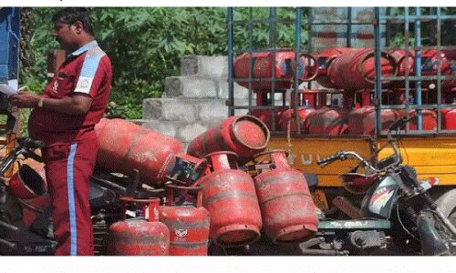 रेवड़ी कल्चर : उज्जवला स्कीम के लाभार्थियों को गुजरात सरकार का दीवाली तोहफा, मुफ्त मिलेंगे एलपीजी के 2 सिलेंडर