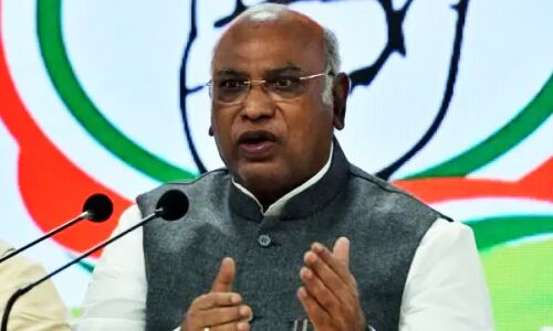 कांग्रेस अध्यक्ष बनने के बाद केंद्र पर मल्लिकार्जुन खड़गे का पहला हमला, कहा - रुपए का गिरना देश की अर्थव्यवस्था के लिए खतरनाक