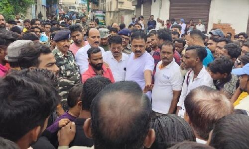 Patna News : प्रदर्शन कर रहे शिक्षक अभ्यर्थी की बेरहमी से पिटाई, ADM को सस्पेंड कर उठी जेल में डालने की मांग