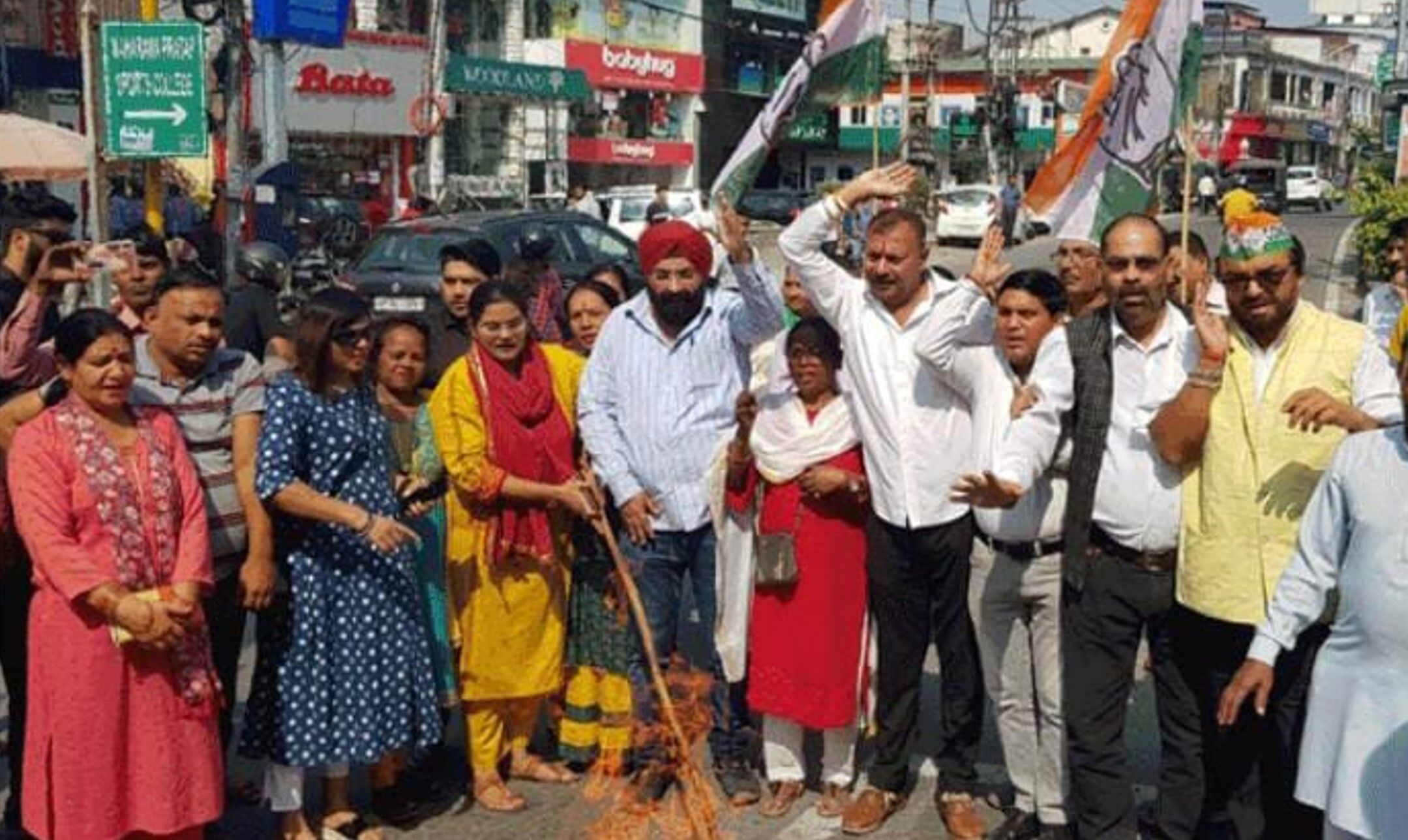 Dehradun News: भाजपा प्रदेश प्रभारी की बयानबाजी से राजधानी सहित पूरे प्रदेश में हुआ विरोध प्रदर्शन, पुतला फूंककर जताया कार्यकर्ताओं ने गुस्सा