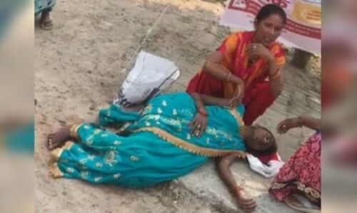 Gorakhpur News: सीएम योगी के गृहनगर गोरखपुर में जमीन पर पड़ी घंटों तड़पती रही गर्भवती महिला, नहीं पहुँचीं डॉक्टर
