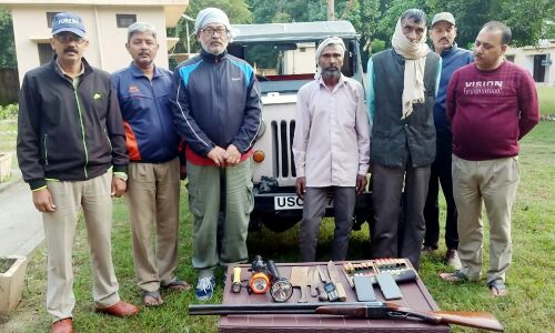 Jim Corbett National Park :बंदूक और चाकुओं के साथ यूपी के तीन शिकारी कॉर्बेट पार्क से गिरफ्तार, बड़ी वारदात की फिराक में घुसपैठ की थी जंगल में