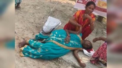 Gorakhpur News: सीएम योगी के गृहनगर गोरखपुर में जमीन पर पड़ी घंटों तड़पती रही गर्भवती महिला, नहीं पहुँचीं डॉक्टर