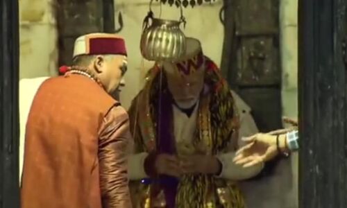 केदारनाथ पहुँचे PM Modi और कैमरे के सामने आ गया पुजारी, फिर जो हुआ वो Viral हो रहा है