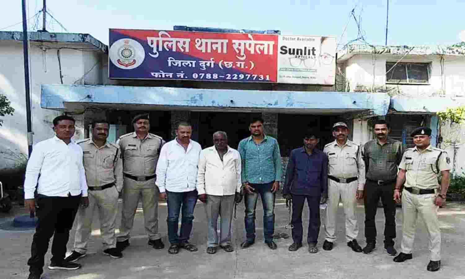 Chhattisgarh Crime News : तांत्रिक ने जादू-टोने का डर दिखाकर कारोबारी को दी जान से मारने की धमकी, पुलिस ने 4 आरोपियों को किया गिरफ्तार