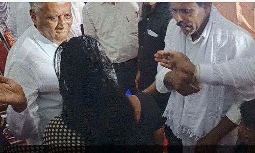 भाजपा मंत्री वी सोमन्ना ने भरी सभा में एक महिला को जड़ दिए कई थप्पड़, विपक्ष ने पूछा - क्या भाजपा में महिलाओं को सम्मान देने का यही तरीका है