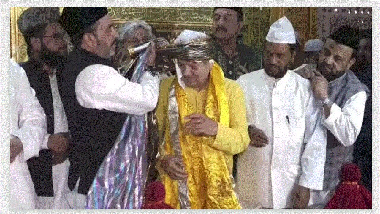 निमाजुद्दीन दरगाह पहुंचे आरएसएस नेता इंद्रेश, कहा - जब लोग करेंगे ये काम तो देश शुक्रवार को पत्थरवार बनाने वालों से हो जाएगा मुक्त