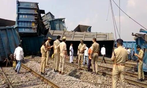 Fatehpur News: फतेहपुर के पास मालगाड़ी के 29 डिब्बे पटरी से उतरे, दिवाली पर घर जा रहे यात्री फंसे