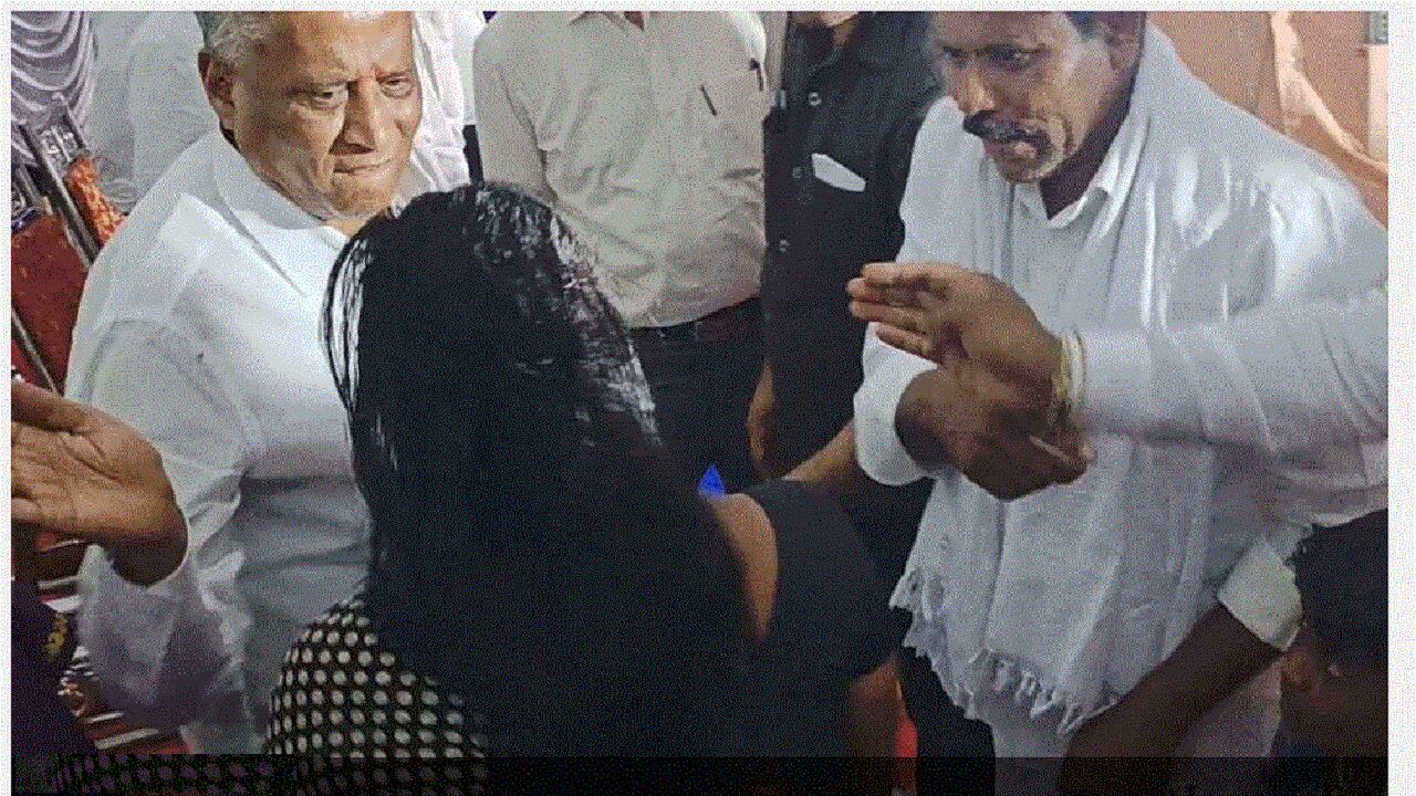 भाजपा मंत्री वी सोमन्ना ने भरी सभा में एक महिला को जड़ दिए कई थप्पड़, विपक्ष ने पूछा - क्या भाजपा में महिलाओं को सम्मान देने का यही तरीका है