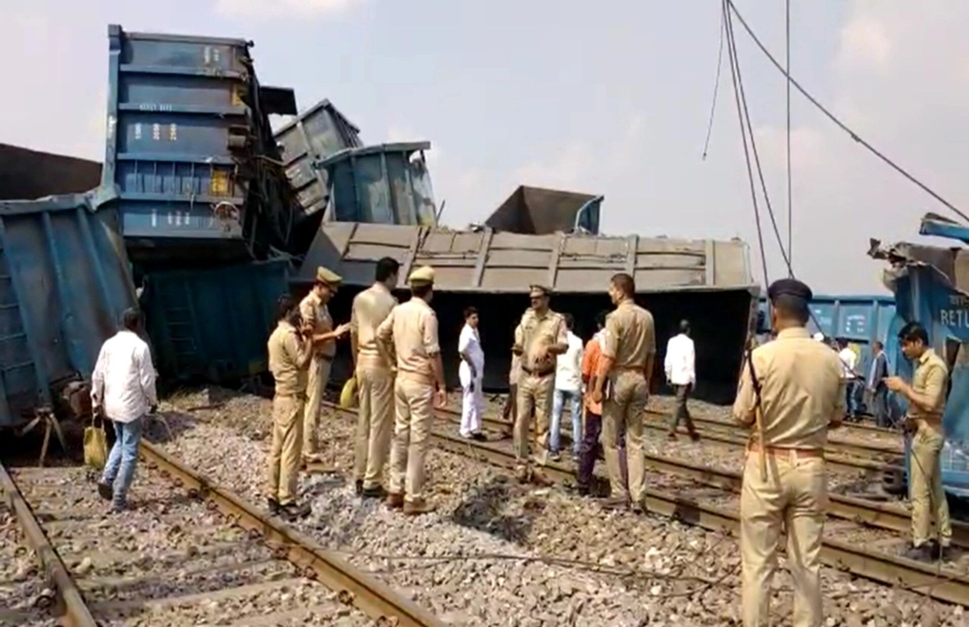 Fatehpur News: फतेहपुर के पास मालगाड़ी के 29 डिब्बे पटरी से उतरे, दिवाली पर घर जा रहे यात्री फंसे