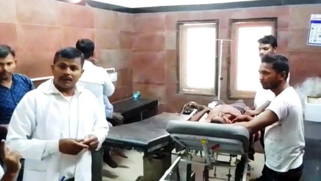 Uttar Pradesh News : अंधविश्वास के नाम पर युवक ने दी खुद की बलि, शीतला माता मंदिर में ब्लेड से काटा अपना गला