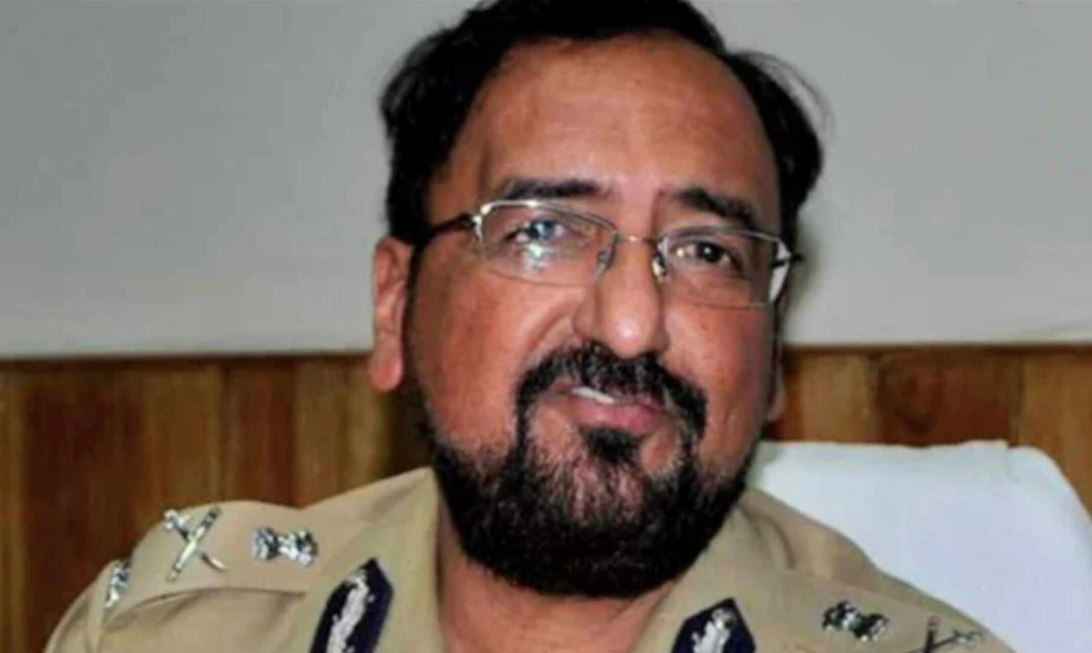 Uttarakhand News: इन नौ धाराओं में उत्तराखंड के पूर्व डीजीपी के खिलाफ हुआ मुकदमा दर्ज, कभी भी हो सकती है गिरफ्तारी, ये है पूरा मामला