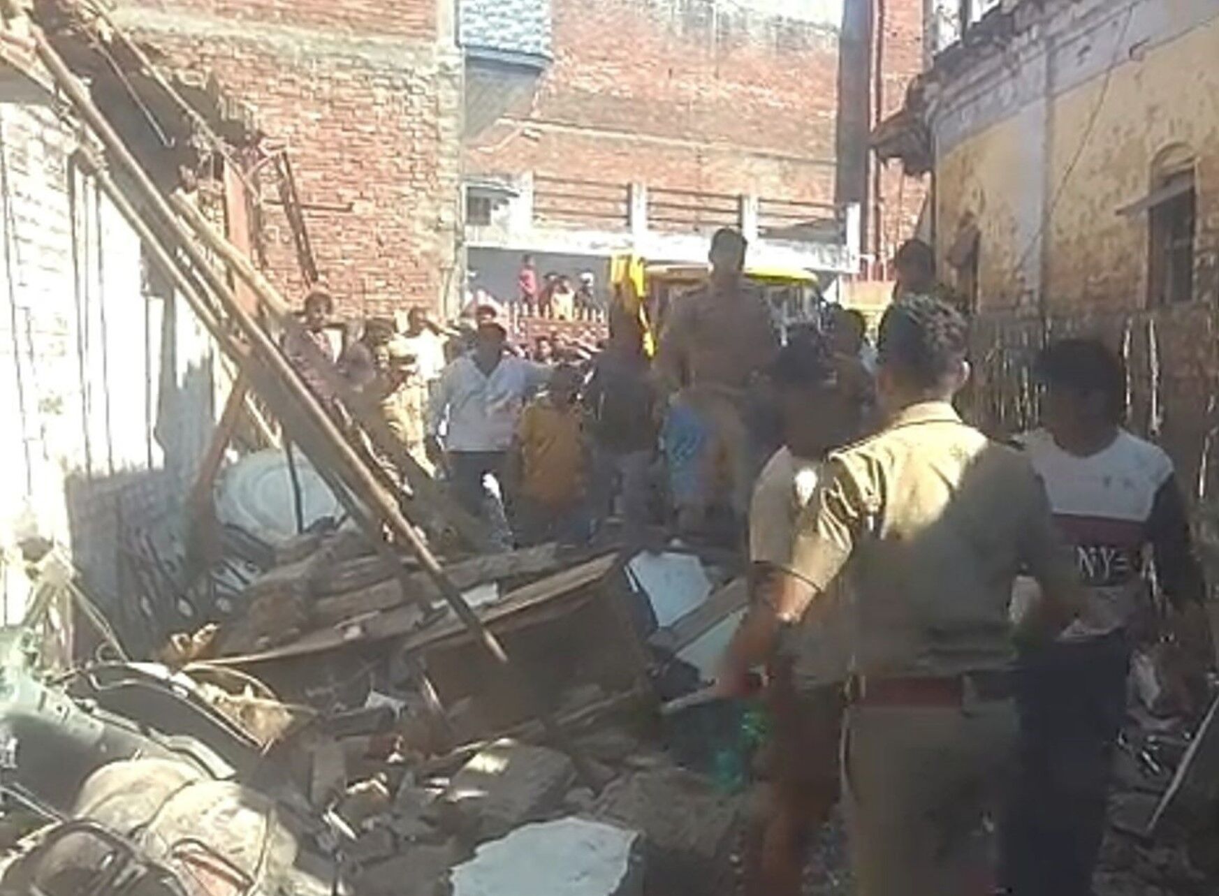 Gonda News : दिवाली पर धमाके से दहला गोंडा, दो मंजिला मकान जमींदोज, मां की मौत, बेटा गंभीर