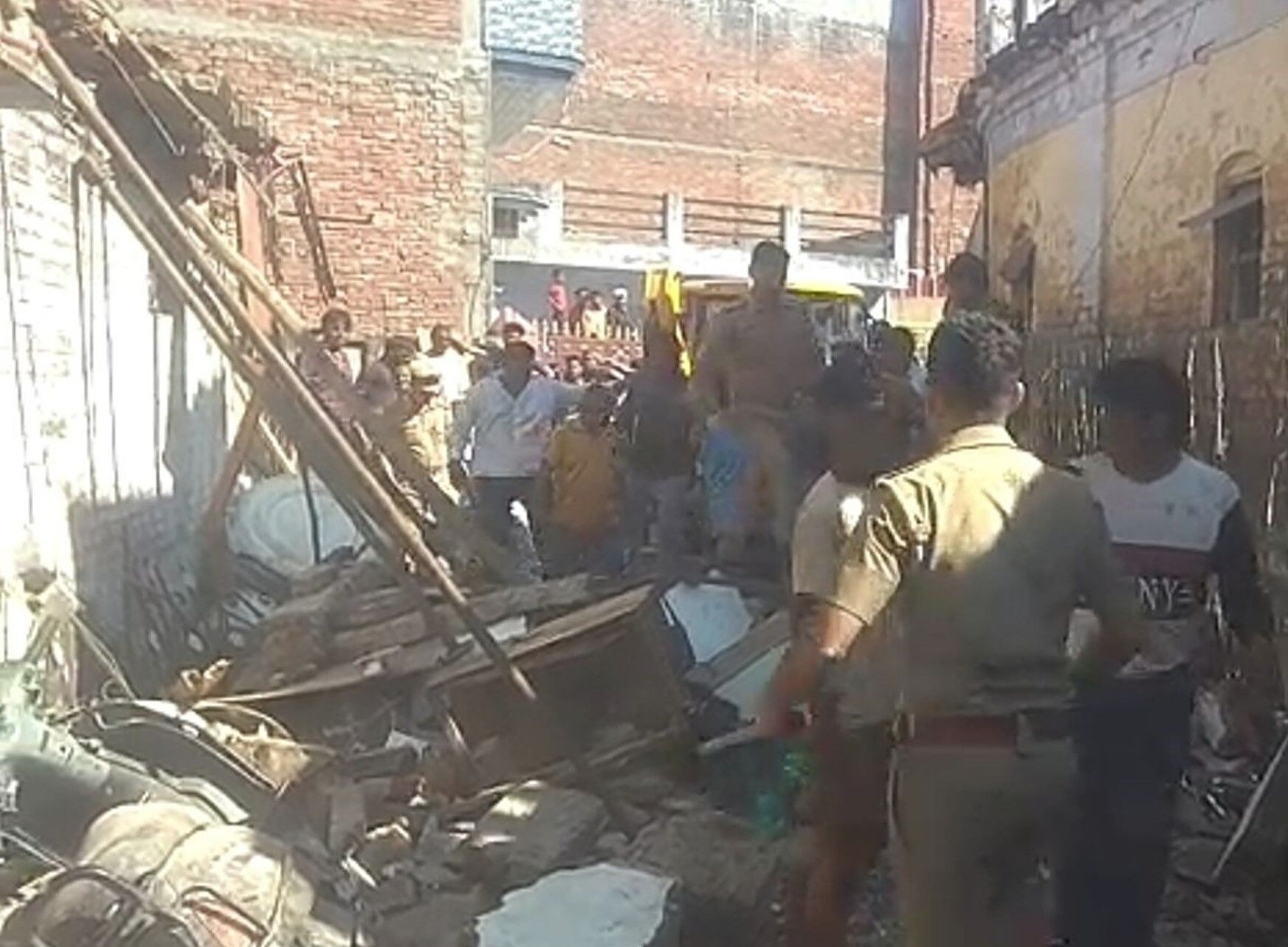 Gonda News : दिवाली पर धमाके से दहला गोंडा, दो मंजिला मकान जमींदोज, मां की मौत, बेटा गंभीर