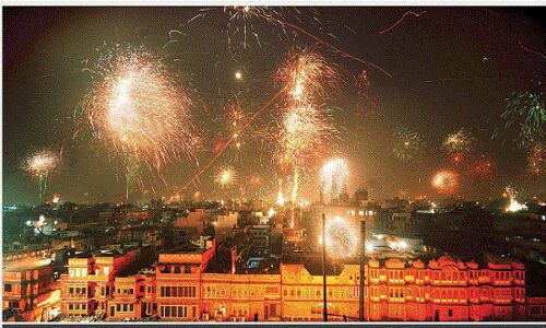 Air Pollution in Delhi : प्रदूषण को रोकने के लिए नाकाम होती है सरकार की पटाखों पर बैन लगाने की कोशिश, जहरीली हवा में सांस लेना हुआ मुश्किल