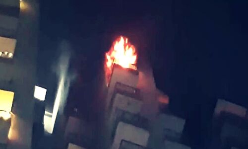 Noida News : दिवाली के दिन ग्रेटर नोएडा की वेदांतम सोसाइटी में लगी भीषण आग, फायर ब्रिगेड पर देरी से पहुंचने का आरोप