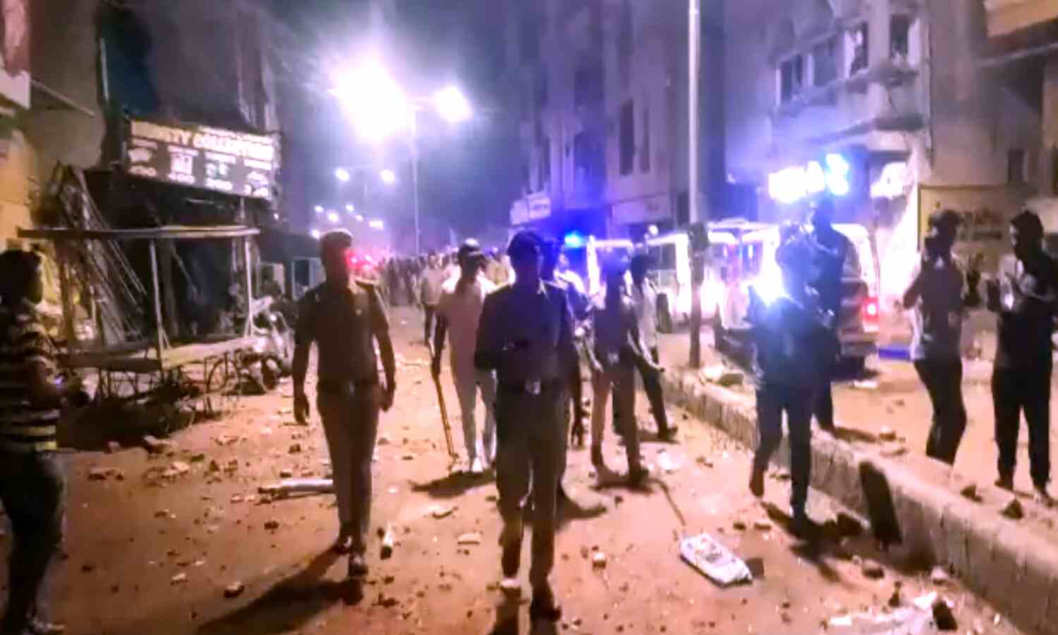 Gujarat News : वडोदरा में दिवाली की रात सांप्रदायिक हिंसा, पुलिस पर भी फेंके गए पेट्रोल बम, 19 लोग गिरफ्तार