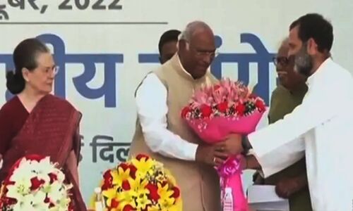 Congress President Mallikarjun Kharge : मजदूर के बेटे के हाथों में अब कांग्रेस की कमान, मल्लिकार्जुन बोले - तोड़ूंगा नफरत का जाल