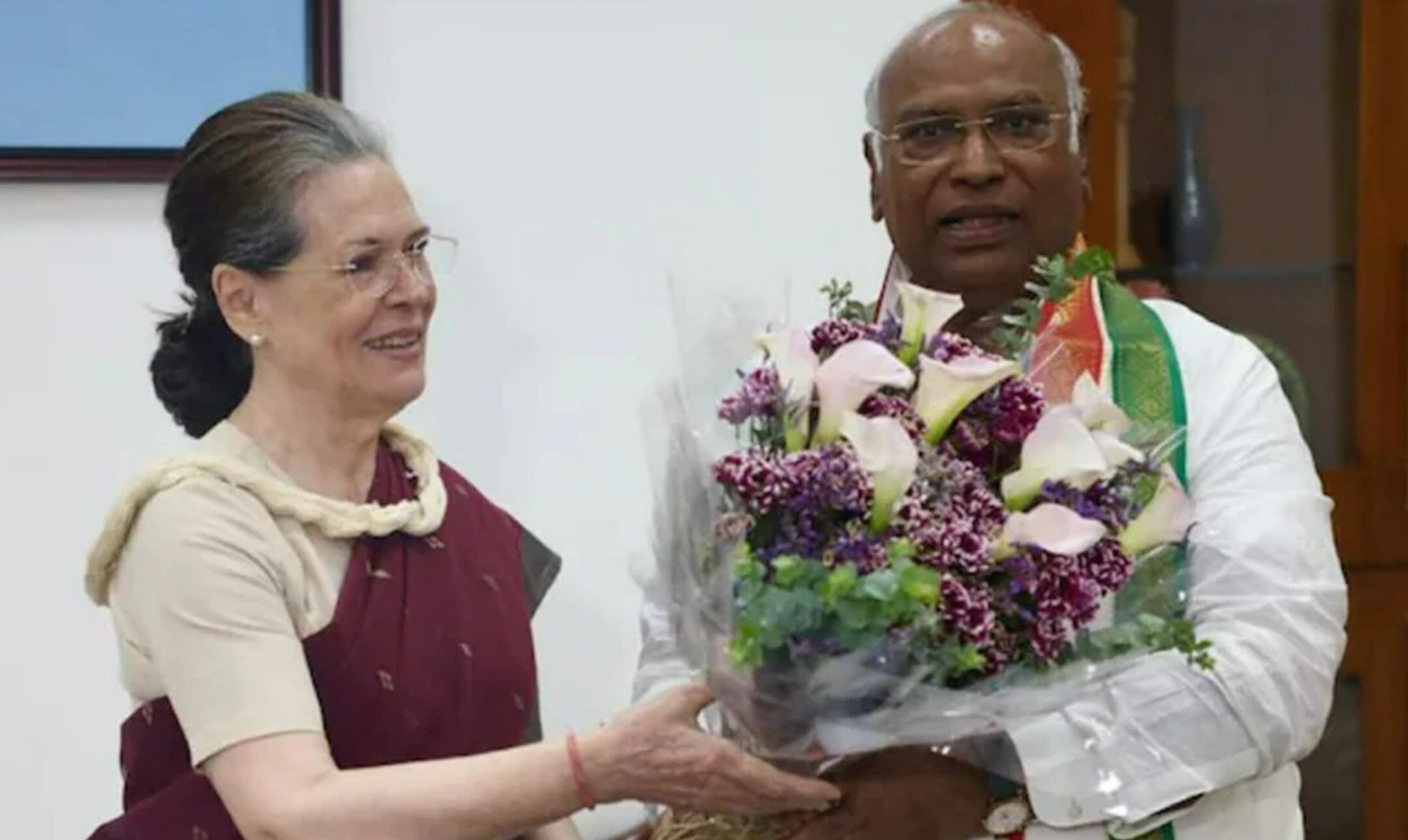 Mallikarjun Kharge News: खड़गे ने आज कांग्रेस के नए अध्यक्ष के रूप में संभाला पदभार, सोनियां बोली- बड़ी राहत मिली है मुझे